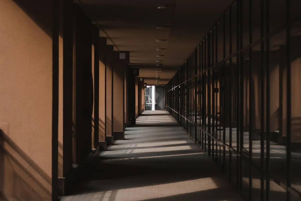 Explainer: What Is Colour Drenching and How to Use It in a Hallway